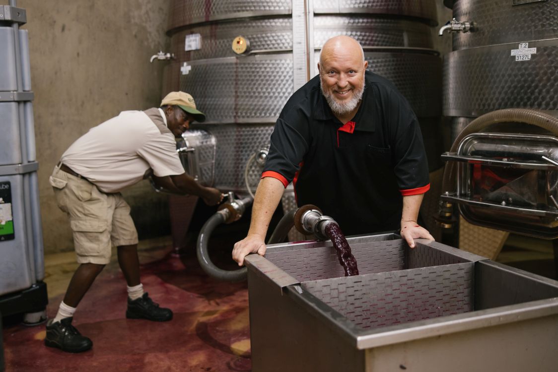 Inhaber des Weinguts Under Oaks bei der Arbeit im Weinkeller während der Weinproduktion.